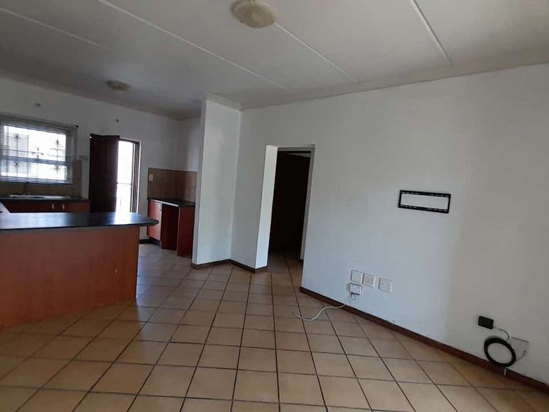 Spacious 2 bed 1 bath apartment - Photo 2