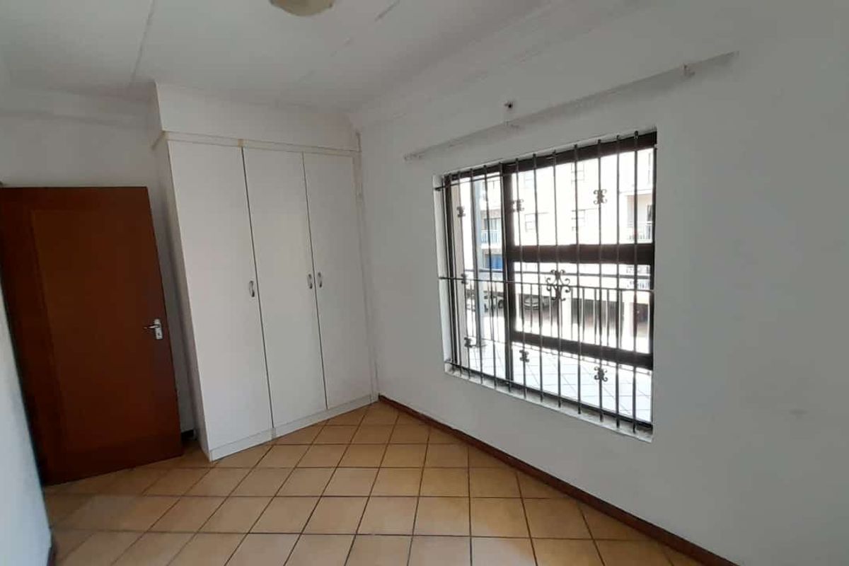 Spacious 2 bed 1 bath apartment - Photo 4