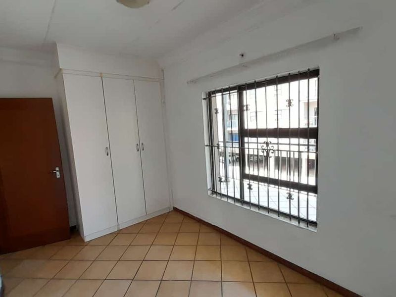 Spacious 2 bed 1 bath apartment - Photo 4