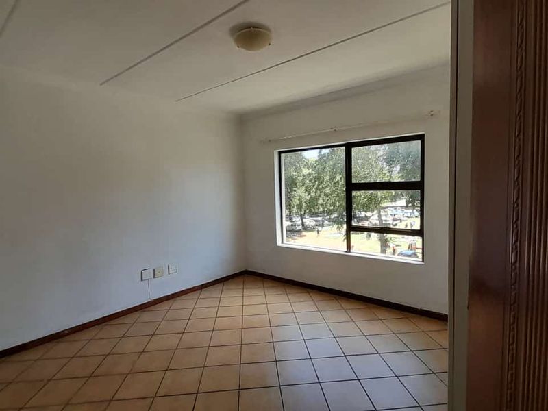 Spacious 2 bed 1 bath apartment - Photo 6