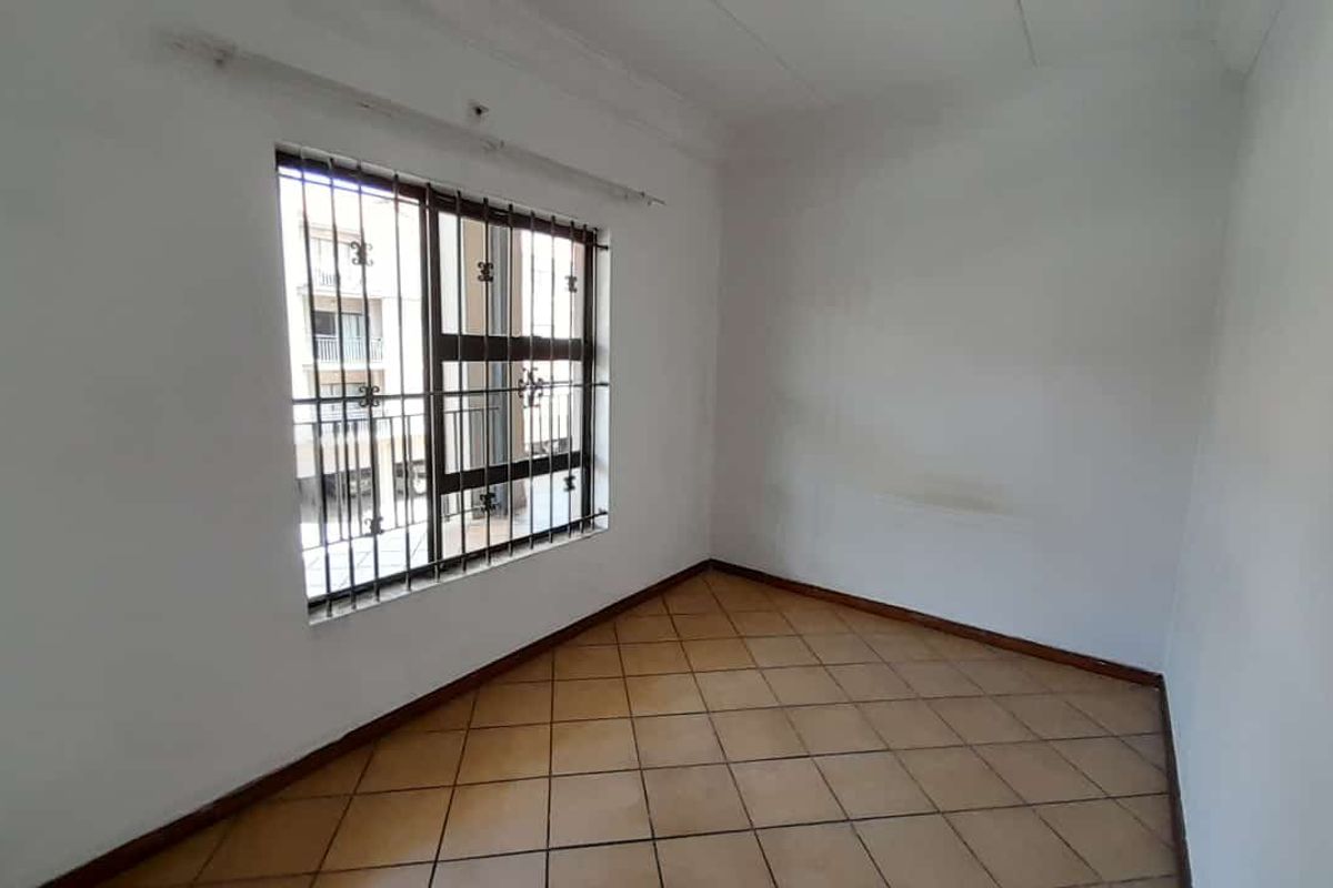 Spacious 2 bed 1 bath apartment - Photo 3