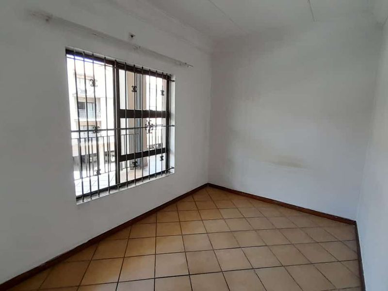 Spacious 2 bed 1 bath apartment - Photo 3