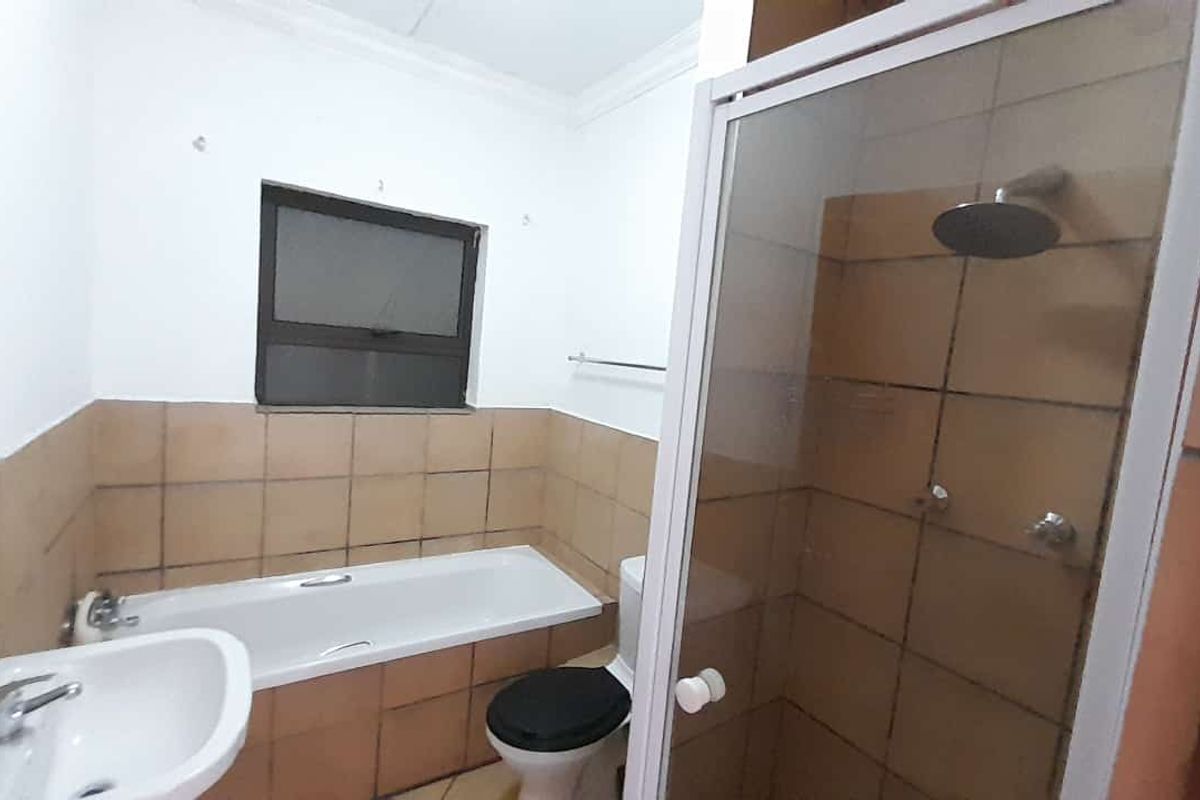 Spacious 2 bed 1 bath apartment - Photo 5