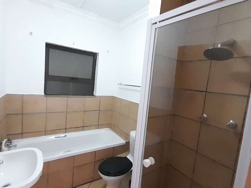 Spacious 2 bed 1 bath apartment - Photo 5