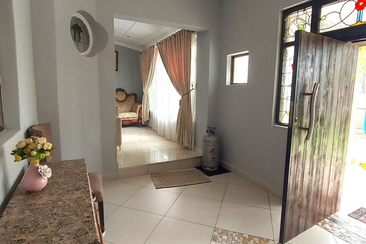 Spacious Family Home with Income Potential in the Heart of Vincent - Photo 4