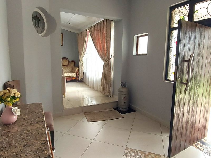 Spacious Family Home with Income Potential in the Heart of Vincent - Photo 4