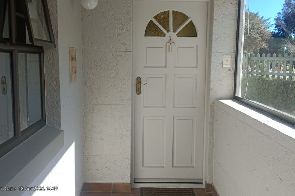 Secure Golf Estate Living – Stylish Ground-Floor Townhouse in Mossel Bay Golf Estate - Photo 4