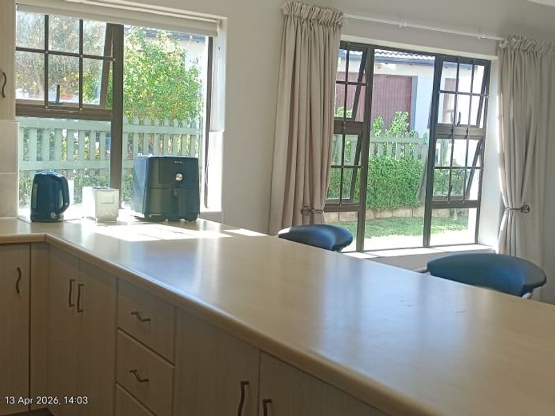 Secure Golf Estate Living – Stylish Ground-Floor Townhouse in Mossel Bay Golf Estate - Photo 7