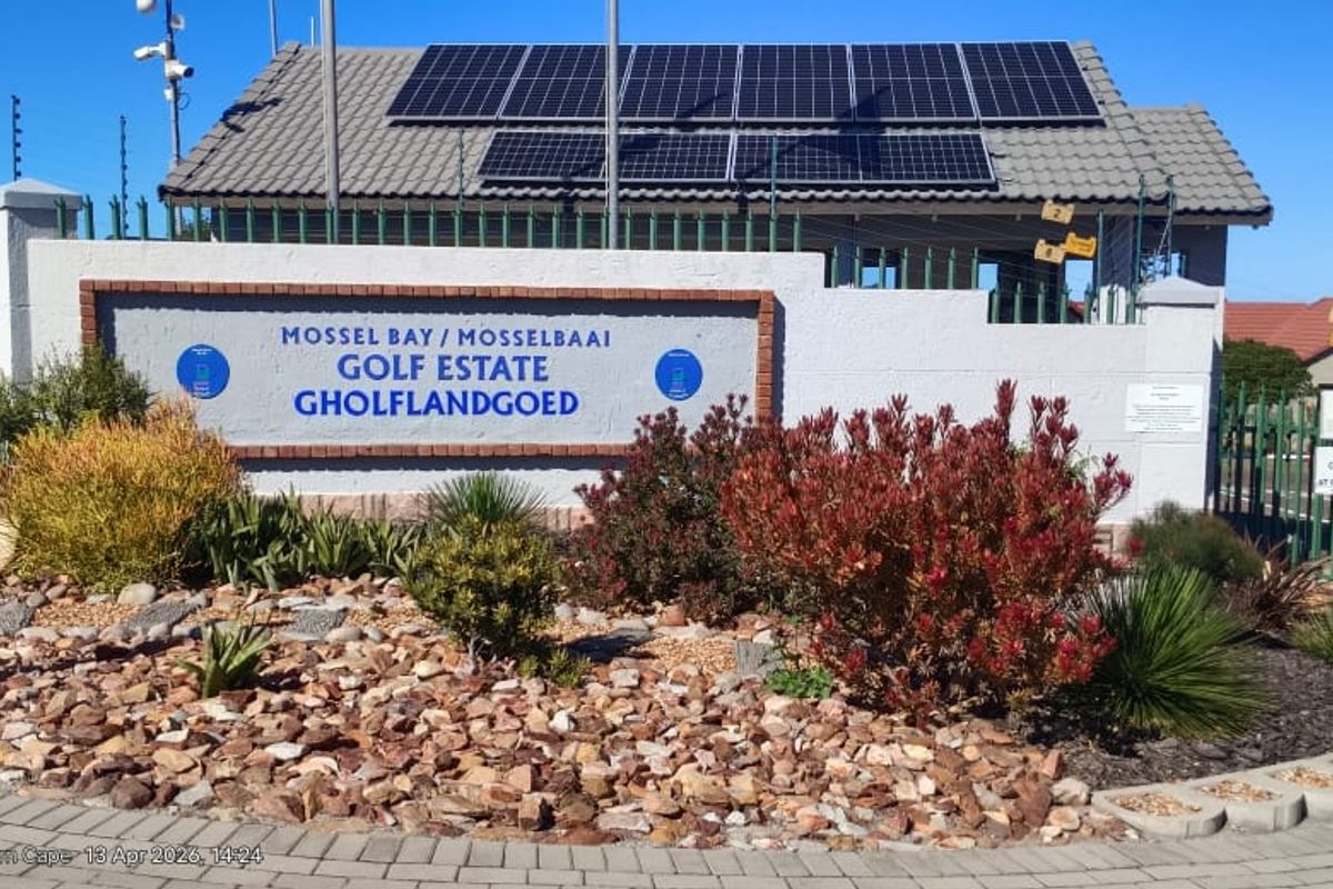 Secure Golf Estate Living – Stylish Ground-Floor Townhouse in Mossel Bay Golf Estate - Photo 2