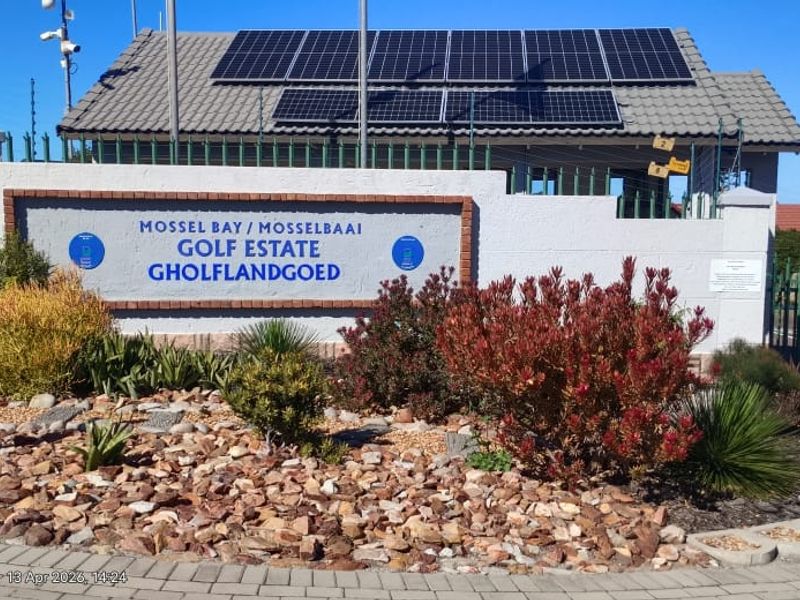 Secure Golf Estate Living – Stylish Ground-Floor Townhouse in Mossel Bay Golf Estate - Photo 2