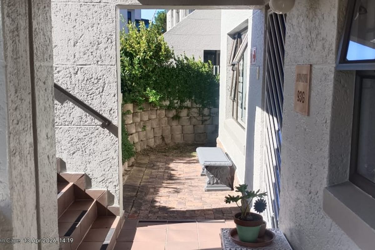 Secure Golf Estate Living – Stylish Ground-Floor Townhouse in Mossel Bay Golf Estate - Photo 5