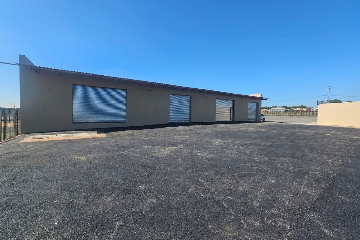 PRIME COMMERCIAL PROPERTY TO RENT – MAIN ROAD EXPOSURE   Take your business to the next level with this well-positioned commercial property, perfectly located on a busy main road for maximum visibility and accessibility.  Property Features: 	•	Spacious 300m2 workshop 	•	Ideal for a variety of businesses 	•	Main road frontage – great exposure for signage and clients 	•	Safe and secure premises 	•	Prepaid electricity 	•	Three-phase power – perfect for machinery and industrial use  Whether you’re expanding or starting fresh, this versatile space offers everything you need to run a successful operation.  Don’t miss out on this excellent opportunity to grow your business! - Photo 4