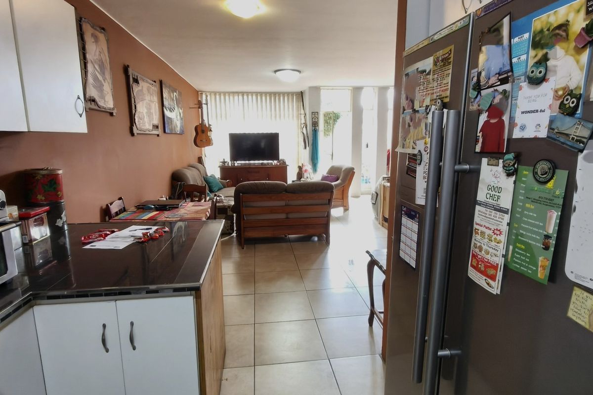 Sunny Townhouse in Krugersdorp North with Open Plan Living - Photo 5