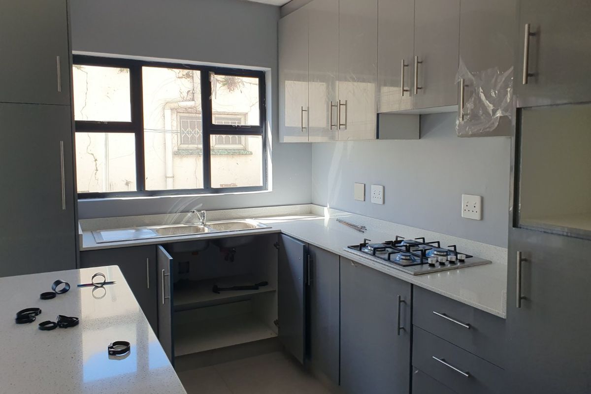 Bright Apartment with Modern Kitchen - Photo 5