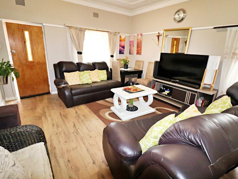 3 Bedroom Home in Wannenburg - Photo 4