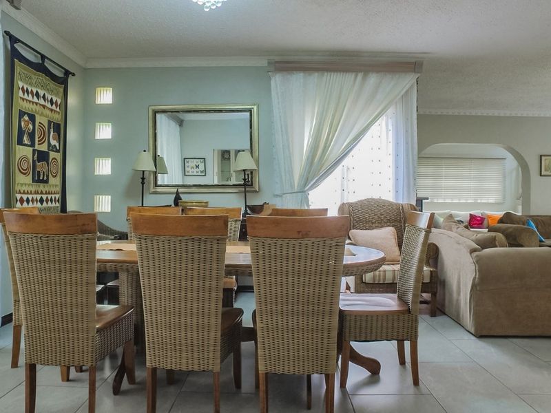 To let in Umhlanga, Beautifully designed 6 bedroom home with stunning sea views. - Photo 5