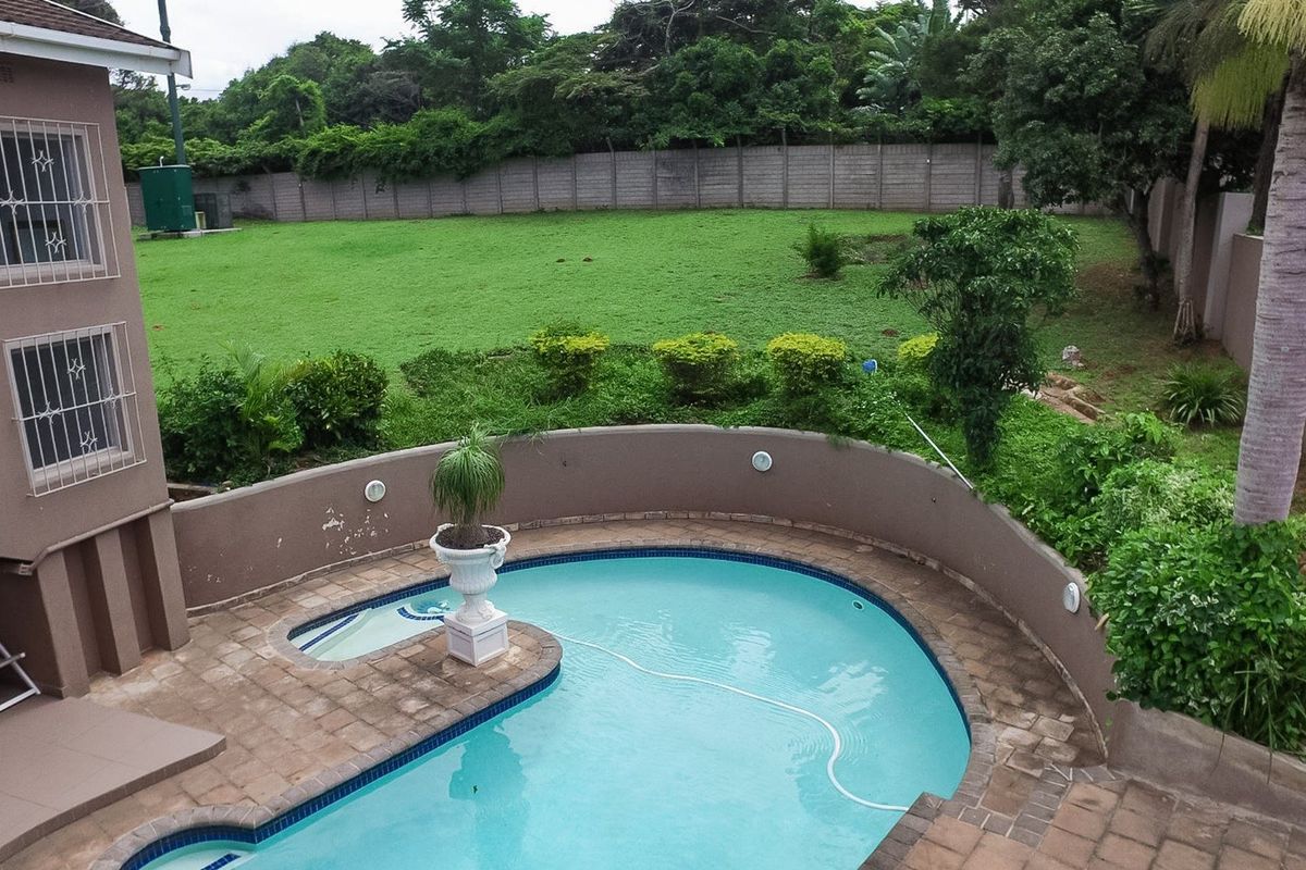 To let in Umhlanga, Beautifully designed 6 bedroom home with stunning sea views. - Photo 3