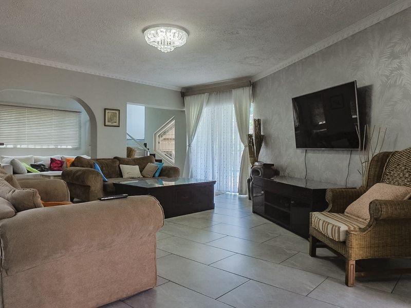 To let in Umhlanga, Beautifully designed 6 bedroom home with stunning sea views. - Photo 10