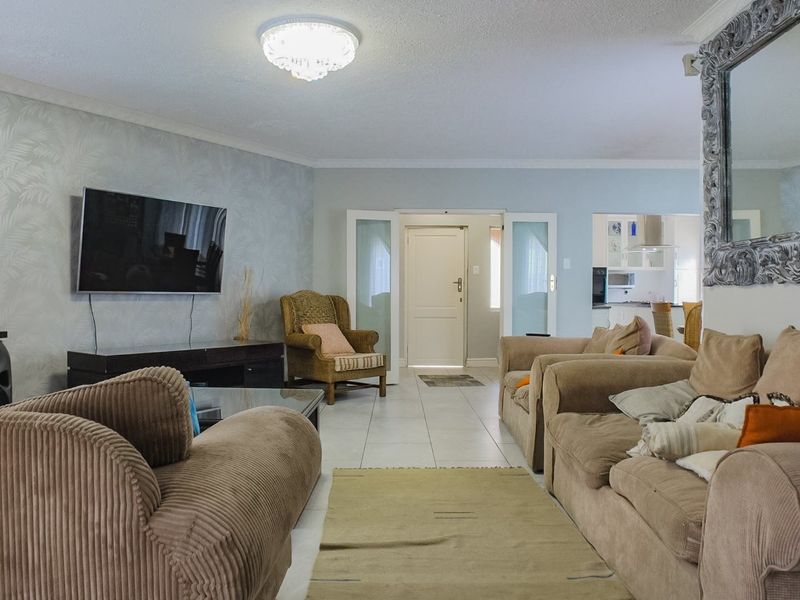 To let in Umhlanga, Beautifully designed 6 bedroom home with stunning sea views. - Photo 8