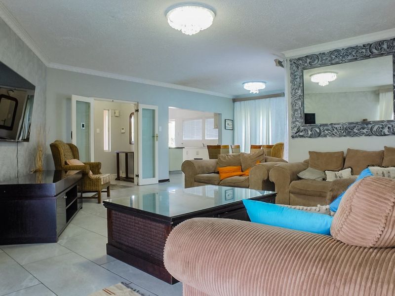 To let in Umhlanga, Beautifully designed 6 bedroom home with stunning sea views. - Photo 9