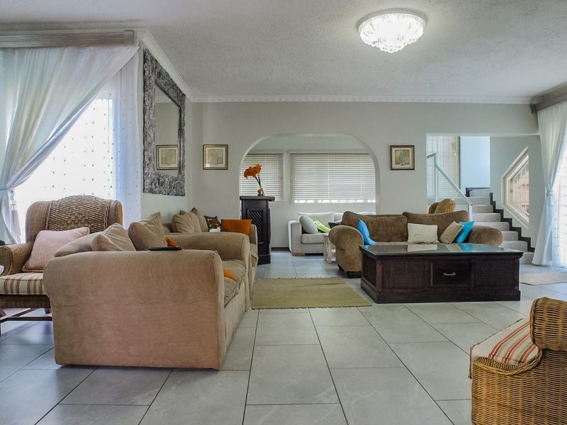 To let in Umhlanga, Beautifully designed 6 bedroom home with stunning sea views. - Photo 7