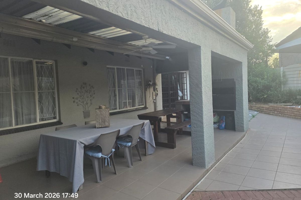 Spacious family home in Van Riebeeck Park to Rent - Photo 2