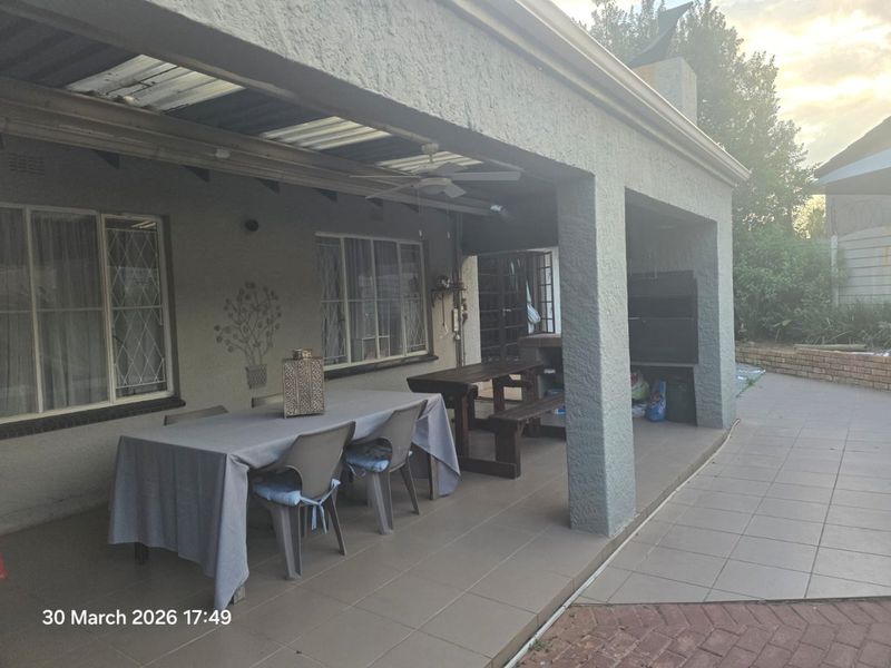 Spacious family home in Van Riebeeck Park to Rent - Photo 2
