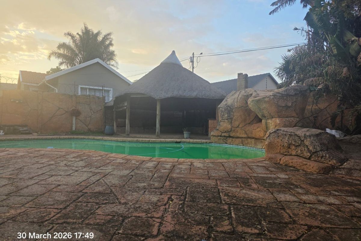 Spacious family home in Van Riebeeck Park to Rent - Photo 3