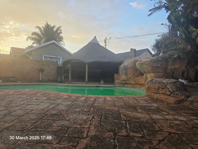 Spacious family home in Van Riebeeck Park to Rent - Photo 3