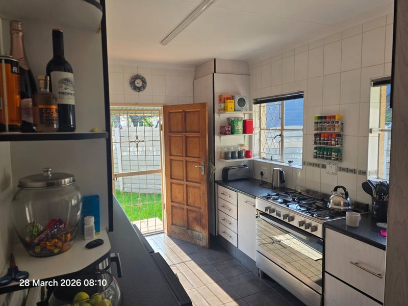 Spacious family home in Van Riebeeck Park to Rent - Photo 10