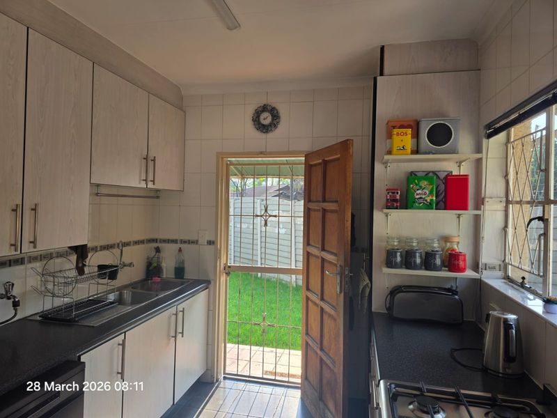 Spacious family home in Van Riebeeck Park to Rent - Photo 9