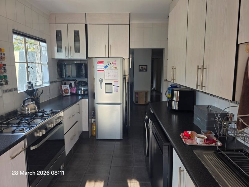 Spacious family home in Van Riebeeck Park to Rent - Photo 8