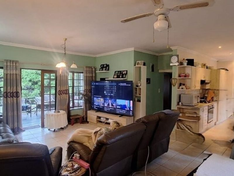 Spacious 3 Bedroom Townhouse In A Peaceful Estate - Photo 9