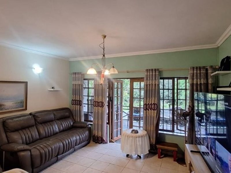 Spacious 3 Bedroom Townhouse In A Peaceful Estate - Photo 8