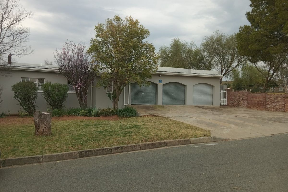 "LUXURIOUS 3-BEDROOM HOME WITH MODERN AMENITIES AND SPACIOUS LIVING AREAS IN CRADOCK" - Photo 2