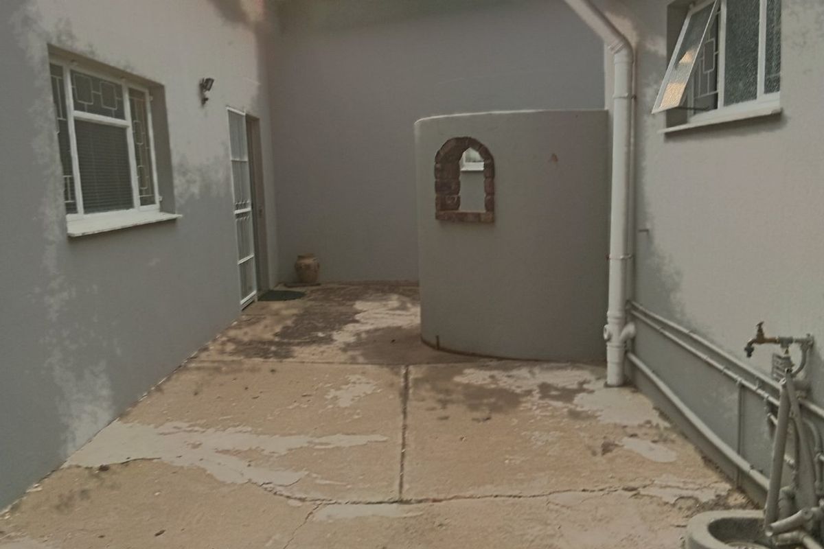 "LUXURIOUS 3-BEDROOM HOME WITH MODERN AMENITIES AND SPACIOUS LIVING AREAS IN CRADOCK" - Photo 3