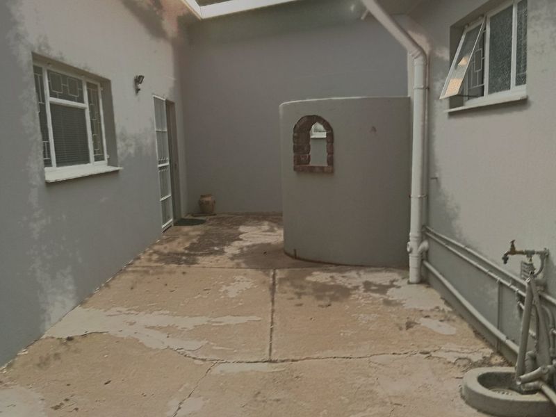 "LUXURIOUS 3-BEDROOM HOME WITH MODERN AMENITIES AND SPACIOUS LIVING AREAS IN CRADOCK" - Photo 3