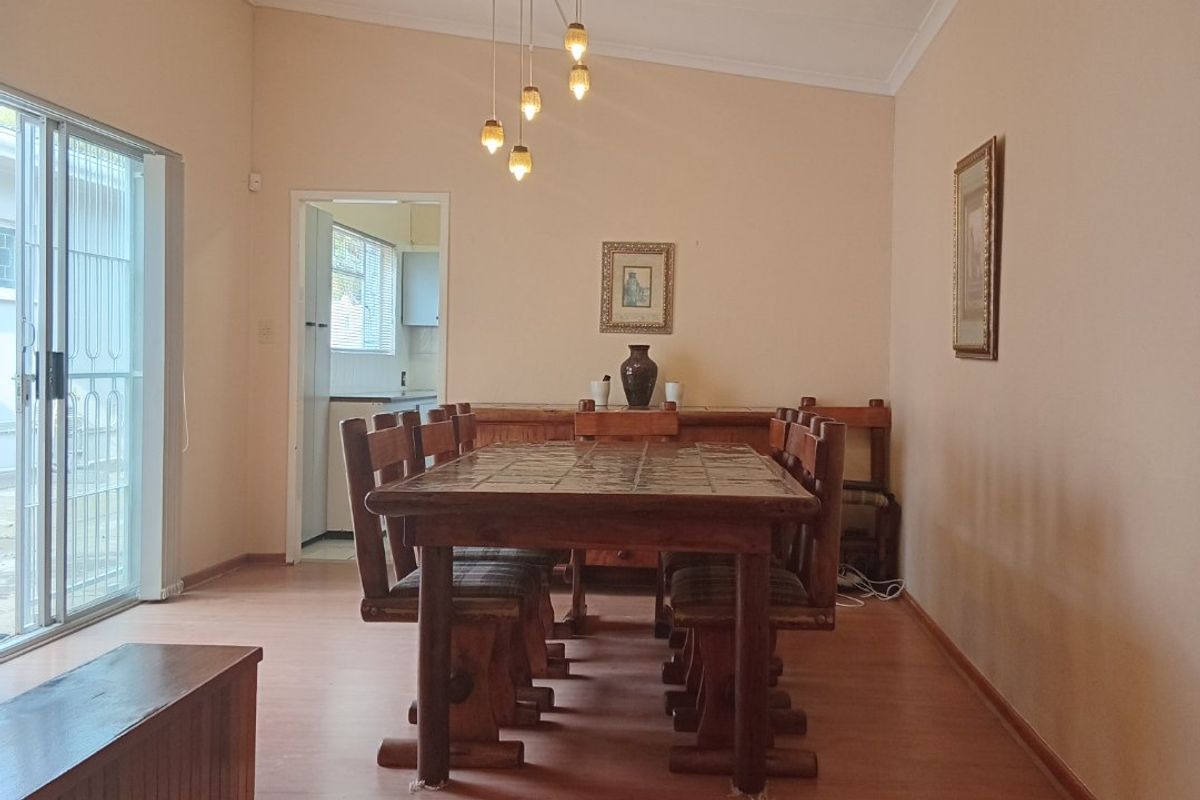 Cradock family home with generous garden - Photo 5