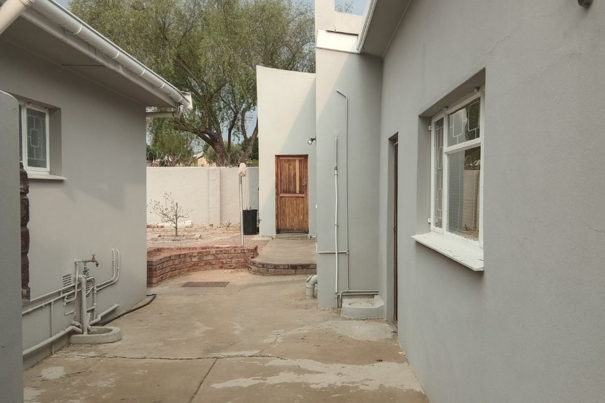 "LUXURIOUS 3-BEDROOM HOME WITH MODERN AMENITIES AND SPACIOUS LIVING AREAS IN CRADOCK" - Photo 4