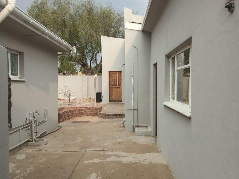 "LUXURIOUS 3-BEDROOM HOME WITH MODERN AMENITIES AND SPACIOUS LIVING AREAS IN CRADOCK" - Photo 4