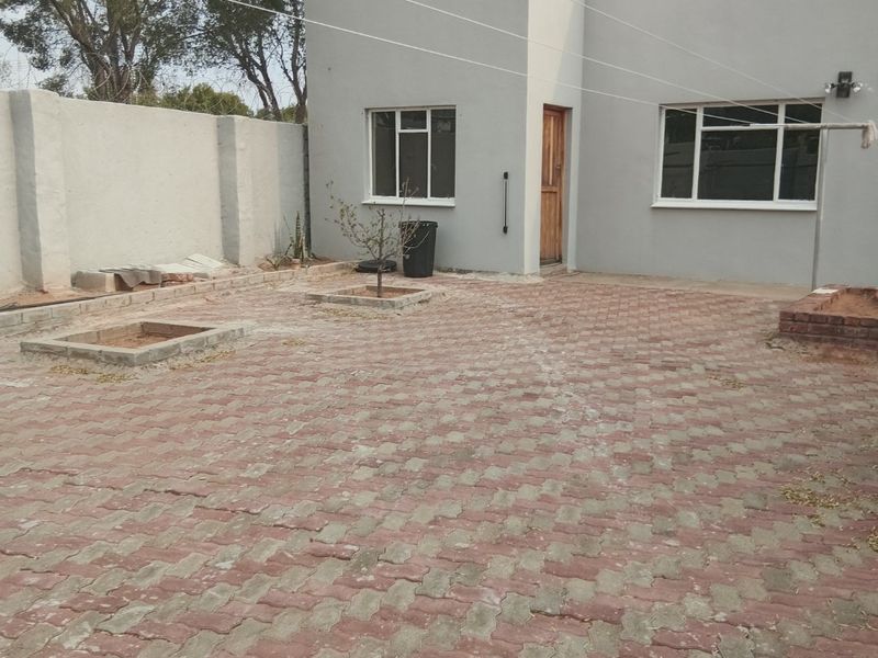 "LUXURIOUS 3-BEDROOM HOME WITH MODERN AMENITIES AND SPACIOUS LIVING AREAS IN CRADOCK" - Photo 9