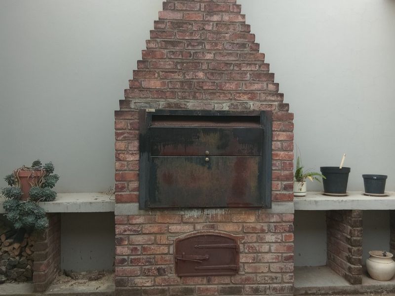 "LUXURIOUS 3-BEDROOM HOME WITH MODERN AMENITIES AND SPACIOUS LIVING AREAS IN CRADOCK" - Photo 8