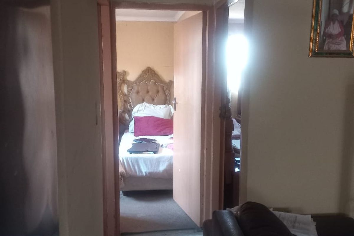 A JUST MOVE IN PROPERTY FOR SALE IN MANDELA PARK. MAKHAYA - Photo 3