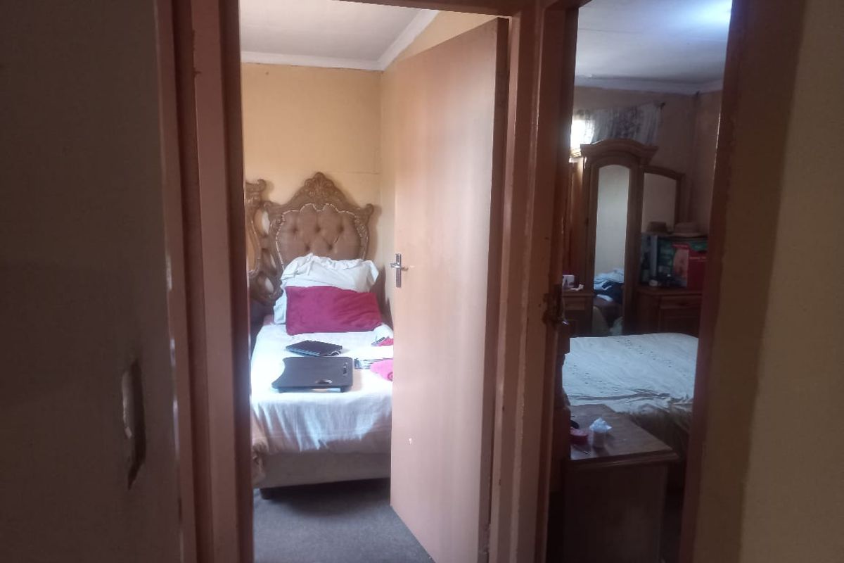 A JUST MOVE IN PROPERTY FOR SALE IN MANDELA PARK. MAKHAYA - Photo 5