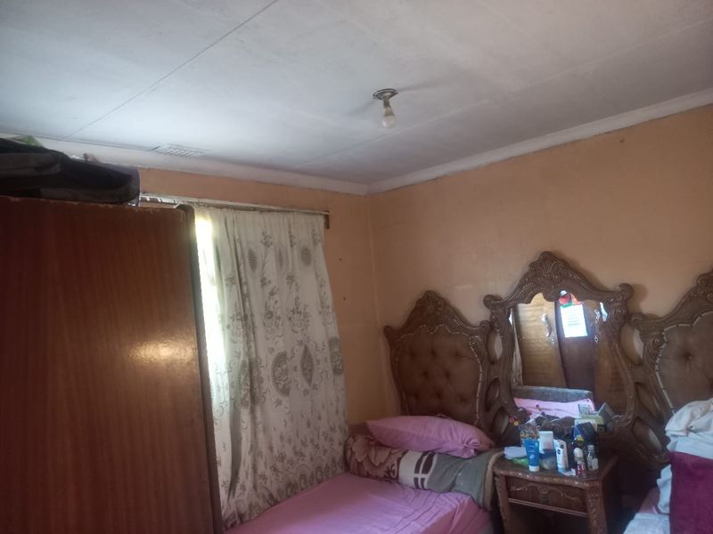 A JUST MOVE IN PROPERTY FOR SALE IN MANDELA PARK. MAKHAYA - Photo 4