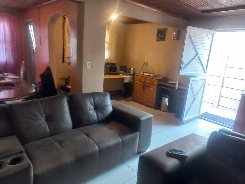 A JUST MOVE IN PROPERTY FOR SALE IN MANDELA PARK. MAKHAYA - Photo 10