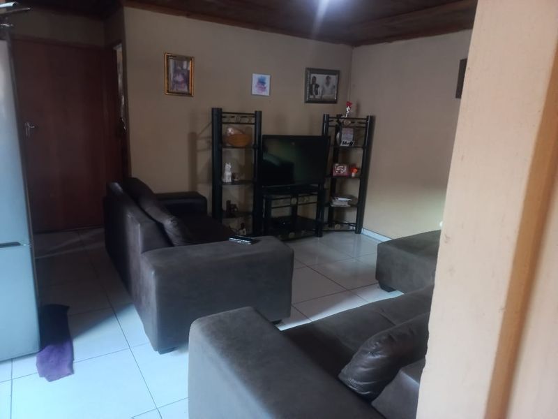 A JUST MOVE IN PROPERTY FOR SALE IN MANDELA PARK. MAKHAYA - Photo 9