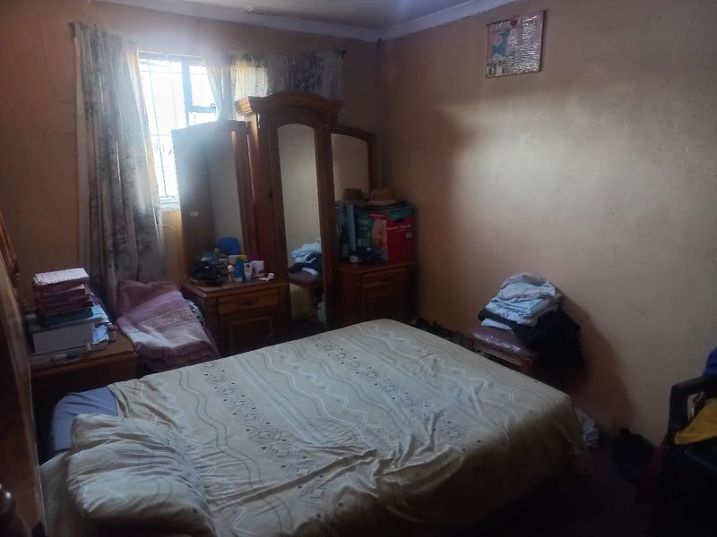 A JUST MOVE IN PROPERTY FOR SALE IN MANDELA PARK. MAKHAYA - Photo 8