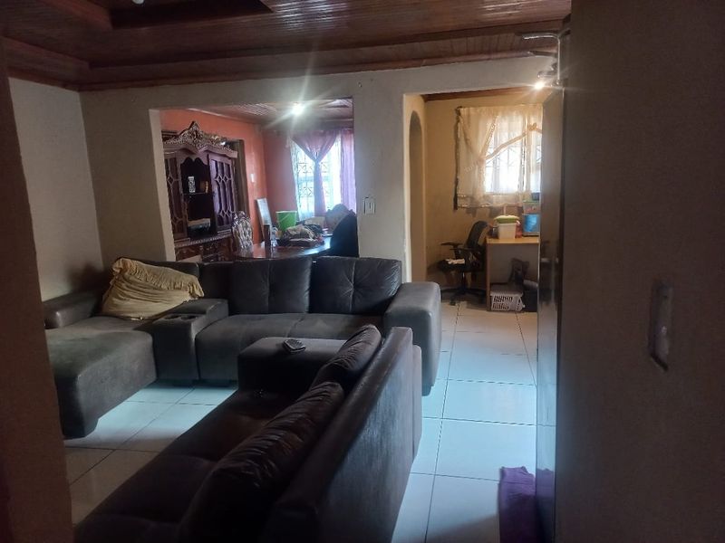 A JUST MOVE IN PROPERTY FOR SALE IN MANDELA PARK. MAKHAYA - Photo 7