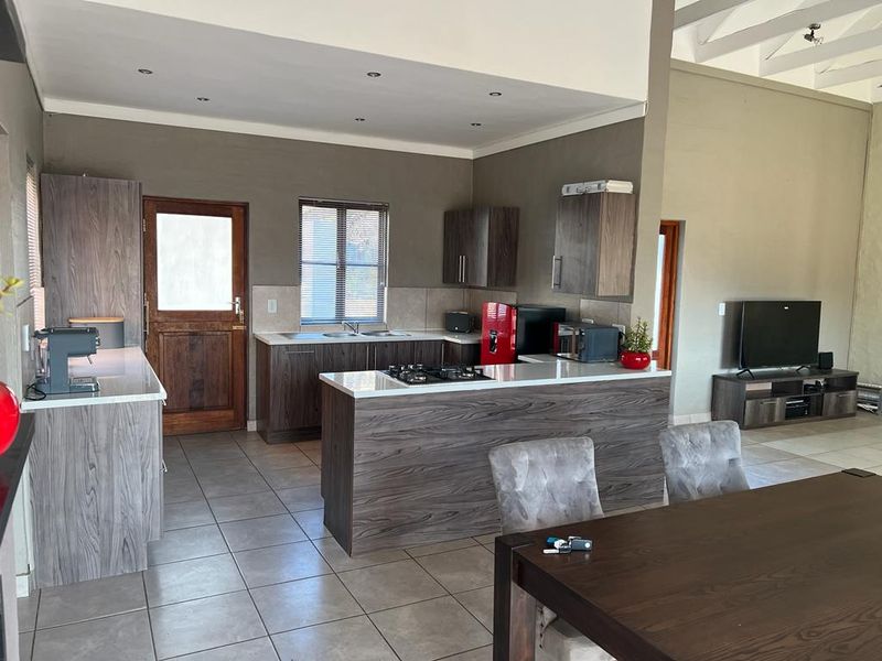 Stylish family home in La Camargue estate - Photo 8